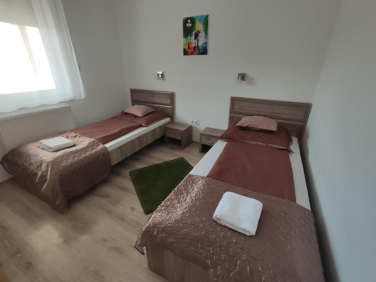 Hatvan Corner Apartments Дебрецен Екстер'єр фото